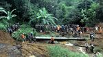 Proses Pencarian Korban Longsor di Cijeruk