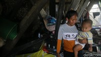 Suami saya bekerja sebagai supir bajaj panggilan. Kadang sehari-hari untuk makan masih pinjam. Susu untuk Ivan pun kadang pakai susu kental manis, atau cuma air saja, tutur Tia. Foto: Agung Pambudhy/detikHealth  