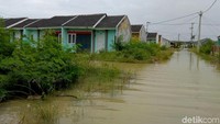 Dari pantauan detikFinance di lokasi, air keruh berwarna coklat menggenangi jalanan dan sampai masuk ke rumah-rumah warga.