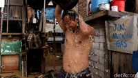 Warga terpaksa menggunakan air banjir untuk mandi.