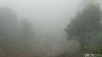 Cuaca di lokasi juga berkabut