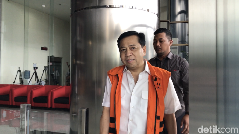 Kembali Jalani Pemeriksaan di KPK, Novanto Hanya Tebar Senyuman Kembali Jalani Pemeriksaan di KPK, Novanto Hanya Tebar Senyuman