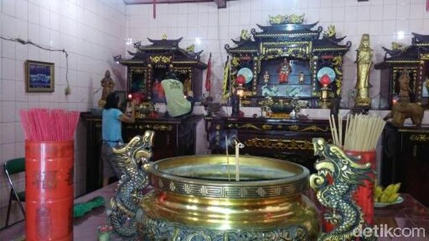 Kesibukan di kelenteng menyambut Imlek. 