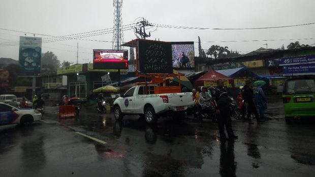 Kendaraan roda empat menuju Cianjur pun dialihkan ke Sukabumi.