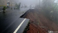 Pantauan detikcom, Selasa (6/1/2018), petugas kepolisian melakukan penutupan jalan ke arah Puncak mulai dari jalan masuk ke Taman Safari.