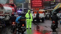Pantauan detikcom, Selasa (6/1/2018) pukul 07.40 WIB, petugas kepolisian melakukan penutupan jalan ke arah Puncak mulai dari jalan masuk ke Taman Safari.