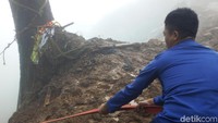 Kegiatannya pembersihan. Pencarian korban yang diduga ada di bawah 3 orang. Di sana sudah ada tim pencari dari Brimob, BNPB, dan Armed, ujar Danyon B Pelopor Satbrimob Polda Jabar AKBP Nur Baja di lokasi, Selasa (6/2/2018).