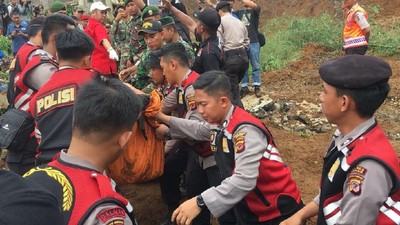 Foto: 3 Korban Longsor di Cijeruk Bogor Ditemukan