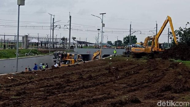 Petugas masih berupaya mengeluarkan mobil dari timbunan longsor underpass Bandara Soetta, Selasa (6/2/2018)