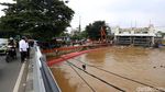 Foto: Warga Menonton Aliran Sungai CiIiwung yang Melimpah
