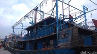 Cuaca Buruk, Nelayan di Cirebon Manfaatkan Perbaiki Kapal