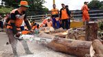 Beginilah Proses Pengangkutan Sampah di Kali Ciliwung