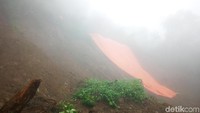 Menurutnya, dugaan 3 korban itu berasal dari informasi sopir angkot yang berada di lokasi saat longsor terjadi, Senin (5/2) kemarin.