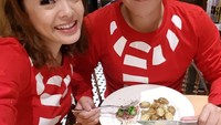 Masih dalam suasana perayaan Natal, Maya dan suami nampak kompak menggunakan baju kembaran. Mereka menikmati makanan enak seperti salad dan sop buntut. Foto: Instagram mayaseptha7