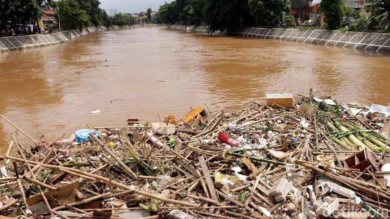 2.000 Ton Sampah Diangkut dari Ciliwung, dari Batang Pohon hingga Kulkas 2.000 Ton Sampah Diangkut dari Ciliwung, dari Batang Pohon hingga Kulkas