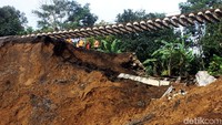 Longsor terjadi di rel kereta api Sukabumi-Bogor di Cigombong, Cijeruk.