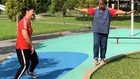 Kimm Chai (58) dan Ann Tham (64) dari Singapura memilih aktivitas olahraga yang tidak biasa untuk para lansia yaitu Parkour. (Foto: Facebook/MOVE Academy Singapore)