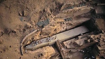 Pada tahun 2013, ilmuwan di Israel menemukan struktur batu besar di bawah laut Galilea. Monumen itu yang dibuat dengan banyak batu raksasa, ditumpuk satu sama lain dengan berat 60 ribu ton dan tinggi 10 meter. Belum diketahui apa kegunaannya di masa silam. Foto: AP/Ariel Schalit