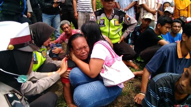 Warga tak kuasa menahan tangis karena kehilangan rumah mereka