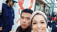 Maya dan suami juga sempat mencicip lobster roll buatan Lukes Lobster saat di Jepang. Wah, ia rela antre demi mencicip sajian ini! Foto: Instagram mayaseptha7