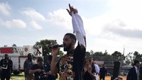 Drake juga menyempatkan untuk memberikan seragam yang ia desain sendiri kepada siswa. Foto: Twitter