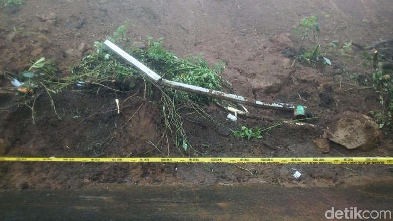 Polisi Kerahkan Anjing Pelacak Cari Korban Longsor di Puncak Polisi Kerahkan Anjing Pelacak Cari Korban Longsor di Puncak