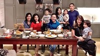 Kalau foto yang ini memperlihatkan kebersamaan Carissa dan rekan-rekannya. Mereka seperti habis pesta kuliner. Foto: Instagram @carissa_puteri
