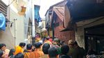 Foto: Pakai Boots Oranye, Anies Tinjau Banjir di Kebon Pala