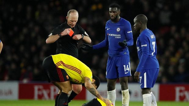 Gelandang Chelsea, Tiemoue Bakayoko mendapat kartu merah saat melawan Watford.