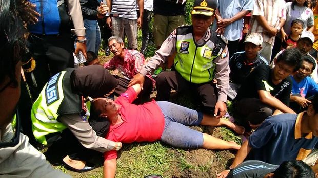 Warga menolak dengan tiduran di tanah yang menuju ke lahan yang akan dieksekusi