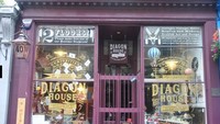Adalah Diagon House, sebuah toko yang menjual benda-benda bertema Harry Potter di Edinbrugh, Skotlandia. Berbagai macam suvenir dan barang-barang unik bisa ditemukan di sini