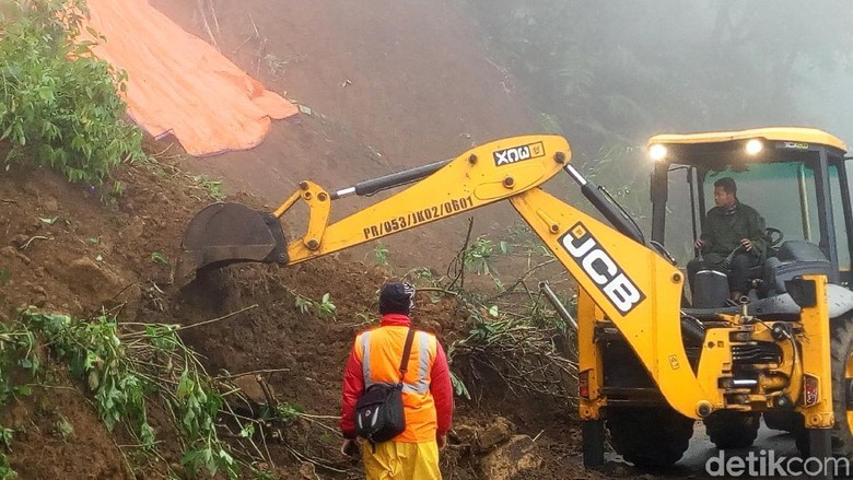 Optimalkan Pencarian Korban Longsor Jalur Puncak Ditutup 10