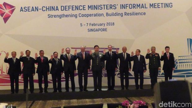 Momen Lucu Menhan Malaysia Jelang Sesi Foto di ADMM Singapura
