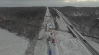 Tabrakan beruntun di Missouri itu menewaskan seorang pria berumur 55 tahun asal Glendora, California, yang identitasnya belum dirilis otoritas setempat. Ruas jalan Interstate 44 ditutup selama beberapa jam sementara petugas membersihkan lokasi dari puing-puing kendaraan. Foto: COURTESY Conway Volunteer Fire Department