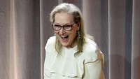Selain itu Meryl Streep juga hadir dengan dress berlayer warna putih. Kevork Djansezian/Getty Images.