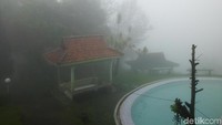 Kolam renang dan gazebo yang sepi di Taman Wisata Riung Gunung, Puncak. Tempat ini tidak beroperasi hari ini (Haris/detikTravel)
