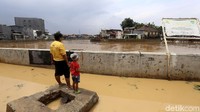 Tampak ketinggian air di Ciliwung lebih tinggi dari jalan.