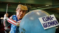 Karikatur yang menggambarkan aksi Trump di dunia.