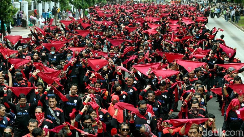 Suasana Massa Buruh Unjuk Rasa di Istana Negara