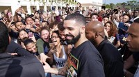 Mereka langsung berkerumun menghampiri Drake. Foto: Twitter