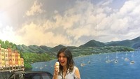 Masih bersama es krim. Kali ini Carissa menikmati soft ice creamnya di Batu, Malang. Duh senyumnya bikin siapapun yang melihat ikut meleleh. Foto: Instagram @carissa_puteri