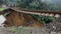 Tanah yang longsor mencapai 40 meter.