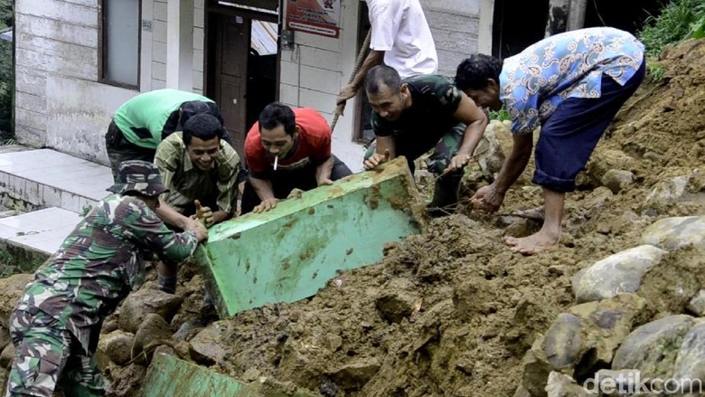 Diguyur Hujan Hujan Deras, Talut Sekolah di Pekalongan Ini Longsor Diguyur Hujan Hujan Deras, Talut Sekolah di Pekalongan Ini Longsor