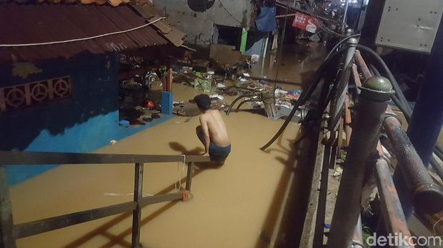 Banjir di Kampung Pulo Disedot, Banyak Sampah Mengapung