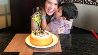 Saat Carissa ulang tahun, ia tak melewatkan berfoto bersama kue ulang tahunnya. Di sampingnya juga tampak putra semata wayangnya, Quenzi. Foto: Instagram @carissa_puteri