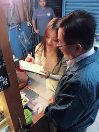 Rekrut Model Seksi Jadi Pelayan Dadakan, Gerai Makanan Ini Diserbu Pembeli