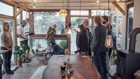 Setiap berhenti di satu dermaga, dua fotografer ini mengajak orang untuk masuk ke rumah terapung sambil berdiskusi menenai foto-foto yang mereka ambil di perjalanan. Istimewa/Inhabitat.