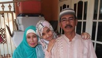 Mukhmainna saat bersama kedua orangtuanya.