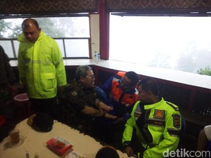 Gubernur Aher Tinjau Lokasi Longsor di Puncak