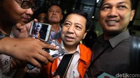 SBY dalam jumpa pers sebelum melapor ke Bareskrim mengatakan Firman sengaja mengarahkan tuduhan kepada dirinya. SBY juga menggambarkan bagaimana dalam persidangan Novanto terdapat percakapan antara pengacara dan saksi. SBY menilai percakapan itu aneh dan keluar dari konteks.